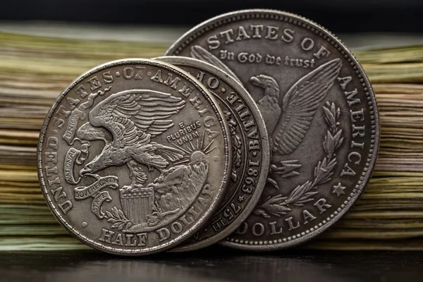 Bir yığın doların arka planında Amerikan paraları