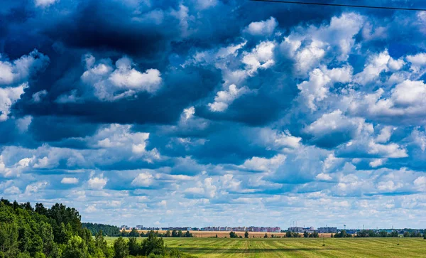 Nuvole Bianche Cielo Blu Sopra Campo Lontananza Una Città Visibile — Foto Stock