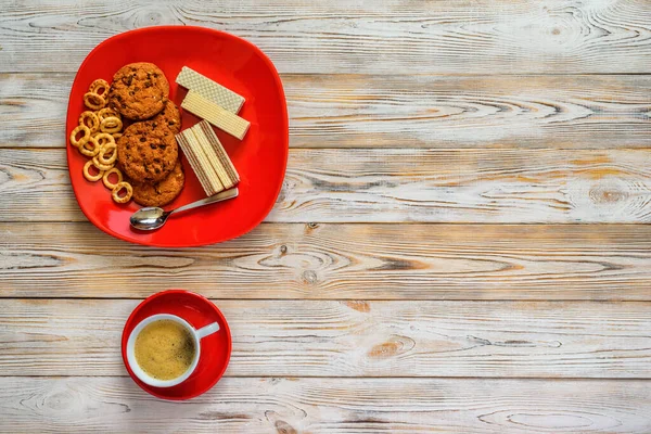 Cookies Red Plate Coffee Mug Light Wooden Background — Stock Photo, Image