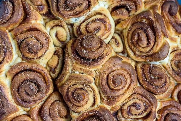 Torta Egípcia Com Canela Fundo Madeira Preta — Fotografia de Stock