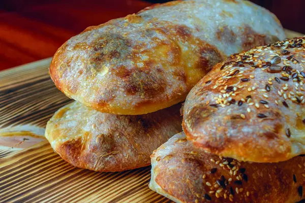 Hausgemachtes Brot Auf Holzgrund — Stockfoto