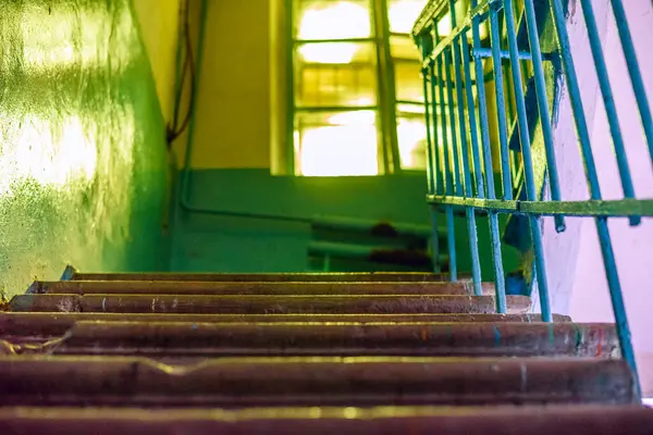 住宅大厦入口的楼梯 — 图库照片