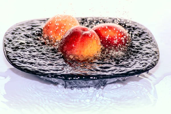 View Peaches Water Black Plate — Stock Photo, Image