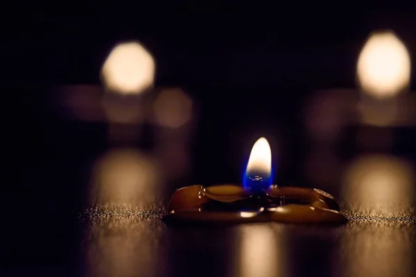 어두운 배경에 촛불들 — 스톡 사진