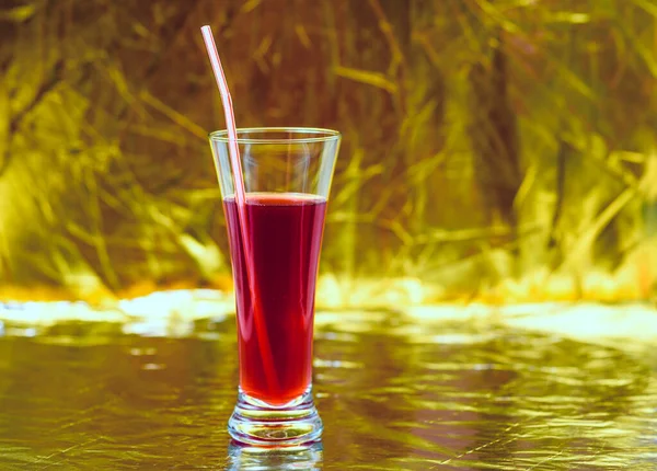 Vaso Jugo Rojo Sobre Fondo Dorado —  Fotos de Stock