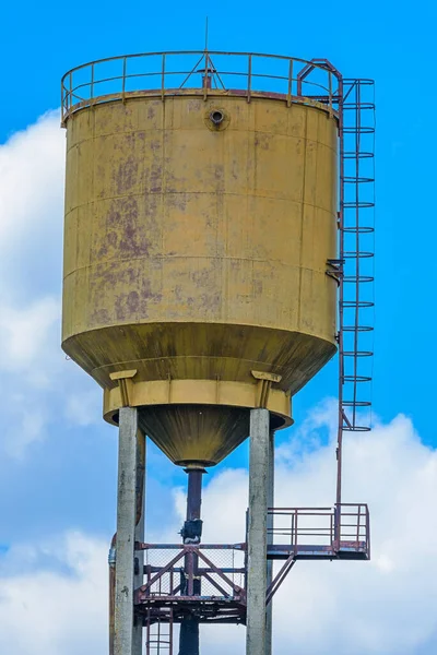 Ein Wasserturm Auf Einem Hintergrund Aus Wolken — Stockfoto