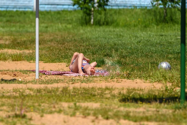 Chica Tomando Sol Tumbada Hierba — Foto de Stock