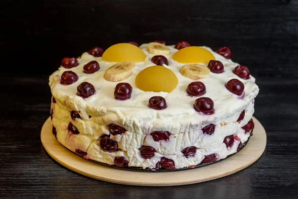 Torta Gelatina Con Ciliegie Uno Sfondo Legno — Foto Stock