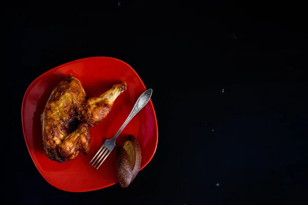 烤鸡肉在盘子里 在黑色背景上 — 图库照片