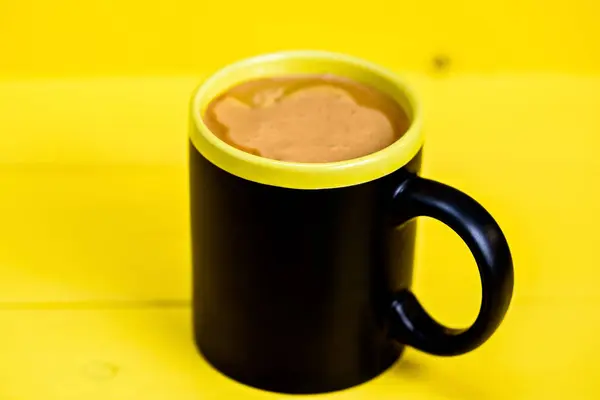Café Uma Caneca Preta Fundo Madeira Amarelo — Fotografia de Stock