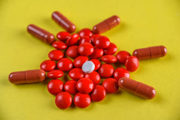 Ярко Красные Таблетки Желтом Фоне — стоковое фото
