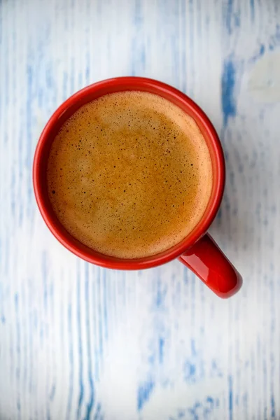 Vista Uma Xícara Vermelha Cappuccino Uma Mesa Madeira — Fotografia de Stock