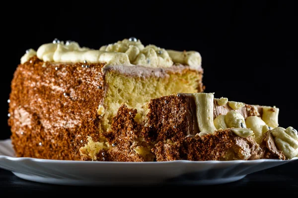 黒を基調にした美味しい自家製ビスケットケーキ — ストック写真