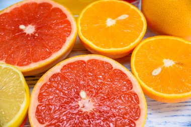 Taze narenciye dilimlerine bakın.