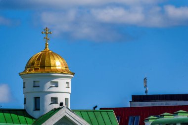 Bulutların ve gökyüzünün arka planında bir kilisenin kubbesi