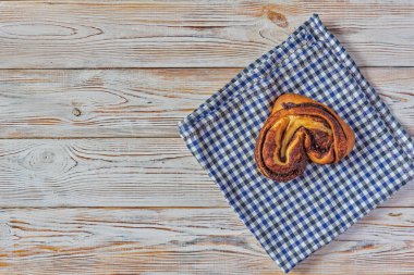 Hafif ahşap bir zeminde tarçın rulosu.