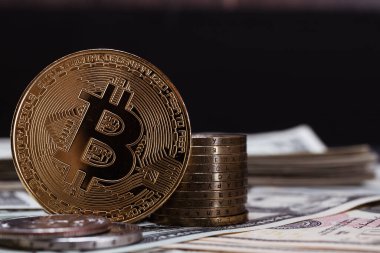 Bitcoin şifreleme parası Amerikan dolarlarının arka planında.