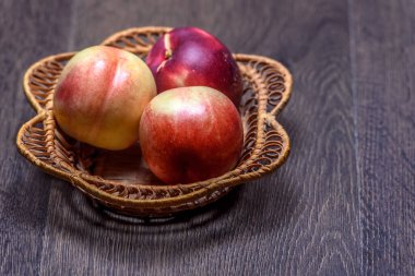 Koyu arkaplanda nektarinler