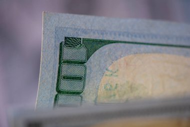 Yüz dolarlık banknotun bir parçası, yakın plan çekilmiş..