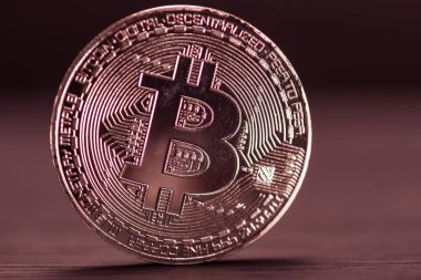 Koyu arkaplanda bitcoin 