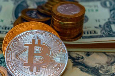 Dolar arkaplanındaki Bitcoin şifreli para