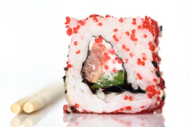 Suşi beyaz arka planda izole edilmiş..