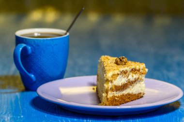 Cevizli kek, ahşap arka planda bir fincan kahvenin yanında..