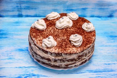 Kremalı ekşi krema, ahşap kaplama.