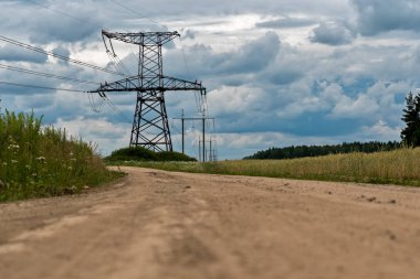 Karanlık bulutların arka planına karşı güç hattı