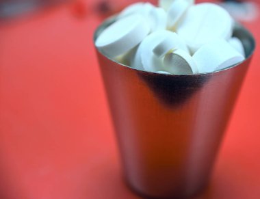 Tabletli metal kova.