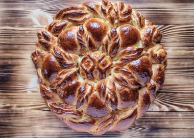 Ahşap arka planda ev yapımı kırsal turta. Fotoğraflı yakın plan..