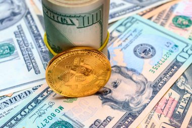 Dolar arkaplanındaki Bitcoin şifreli para