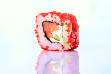 Sushi 'yi arka planda yakın plan aktar.