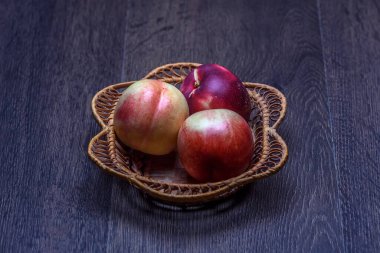 Koyu arkaplanda nektarinler