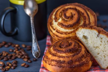 Tarçınlı çörek ve kahve.