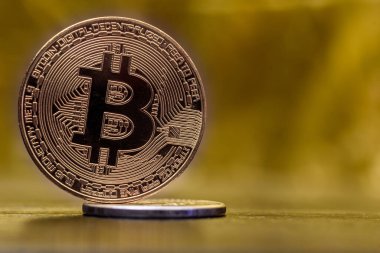 Bitcoin altın arka planda yakın plan.