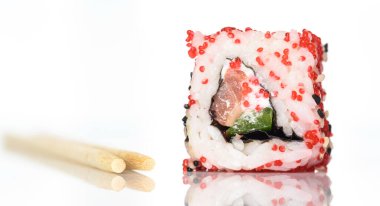 Suşi beyaz arka planda izole edilmiş..