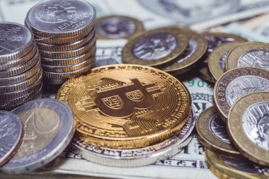 Bitcoin şifreleme parası Amerikan dolarlarının arka planında.