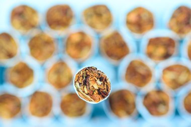 Beyaz arka planda bir paket sigara..