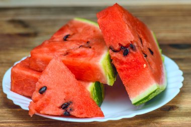 Karpuz bir tabakta parçalara ayrıldı.