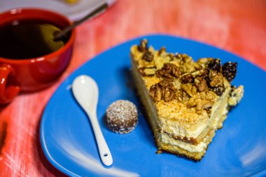 Yakın plan cevizli bir dilim kek..