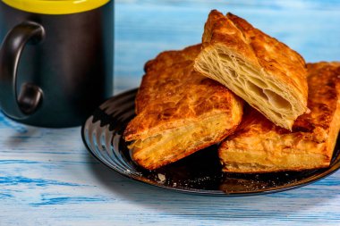 Kahveler, waffle 'lar ve pastalar ahşap arka planda