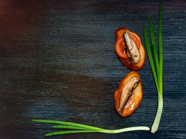 Koyu ahşap arka planda lahanalı sandviç.