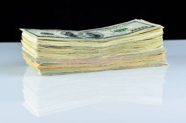 Karanlık bir arka planda büyük bir tomar para.