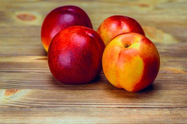 Ahşap bir arka planda şeftaliler