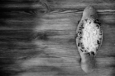 Ahşap arka planda Gürcistan Khachapuri ekmeği