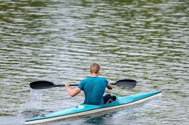 Kanoyla gezen bir adam.