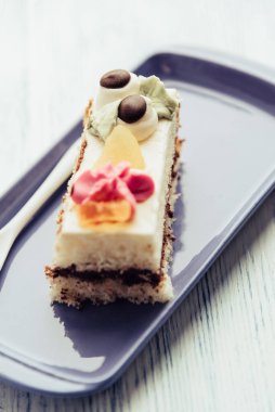 Dikdörtgen bir tabakta bir dilim kek..