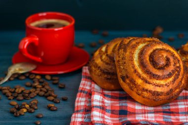 Tarçınlı çörek ve kahve.