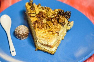 Yakın plan cevizli bir dilim kek..